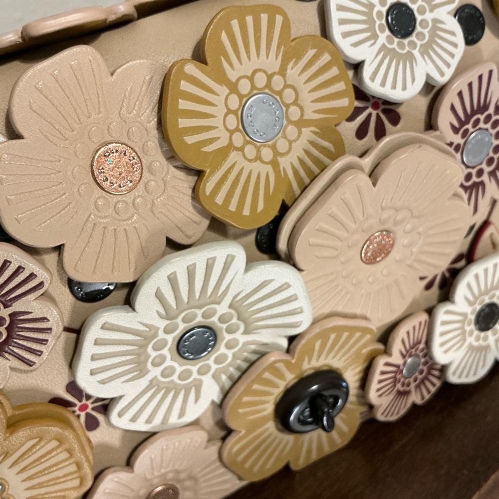 Rare Coach ‘Dinky with Crystal Tea Rose’ Floral Crossbody - Picture 8 of 8